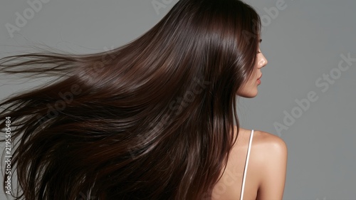 Plakat 風になびくロングヘアの女性の横顔。ヘアケアや美容関連の広告や記事に最適なイメージ素材