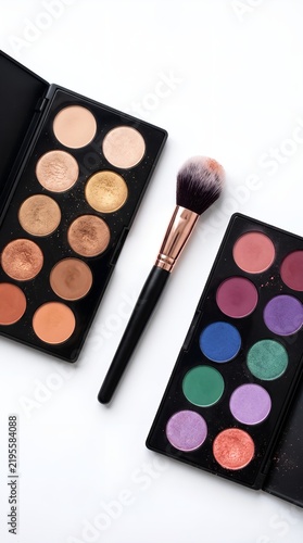 фотографія A close-up of a compact makeup palette featuring shimmering shades, highlighting its elegant design and reflective surfaces