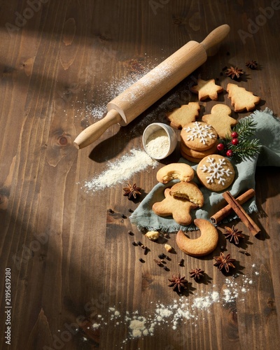 Obraz na plátně An overhead flat lay of festive holiday cookies arranged on a rustic dark wooden