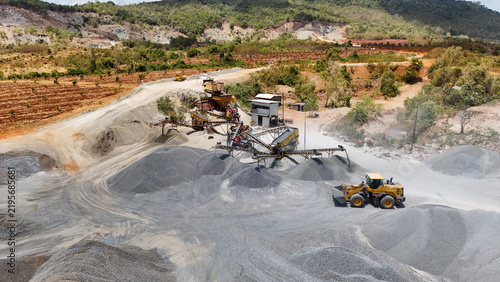 фотографія Heavy machinery operating at a gravel crushing site during the day in South Kali
