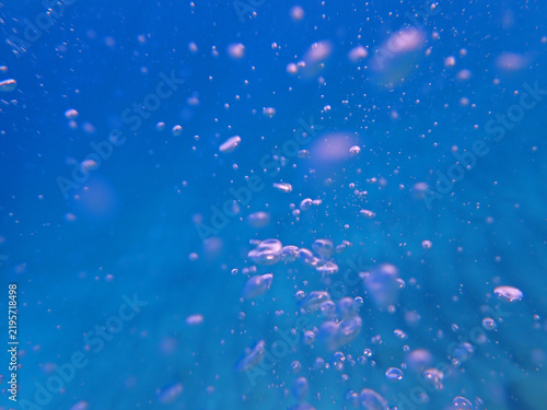 Vista subacquea di bolle d'aria che salgono nel mare blu a Spisone, 514