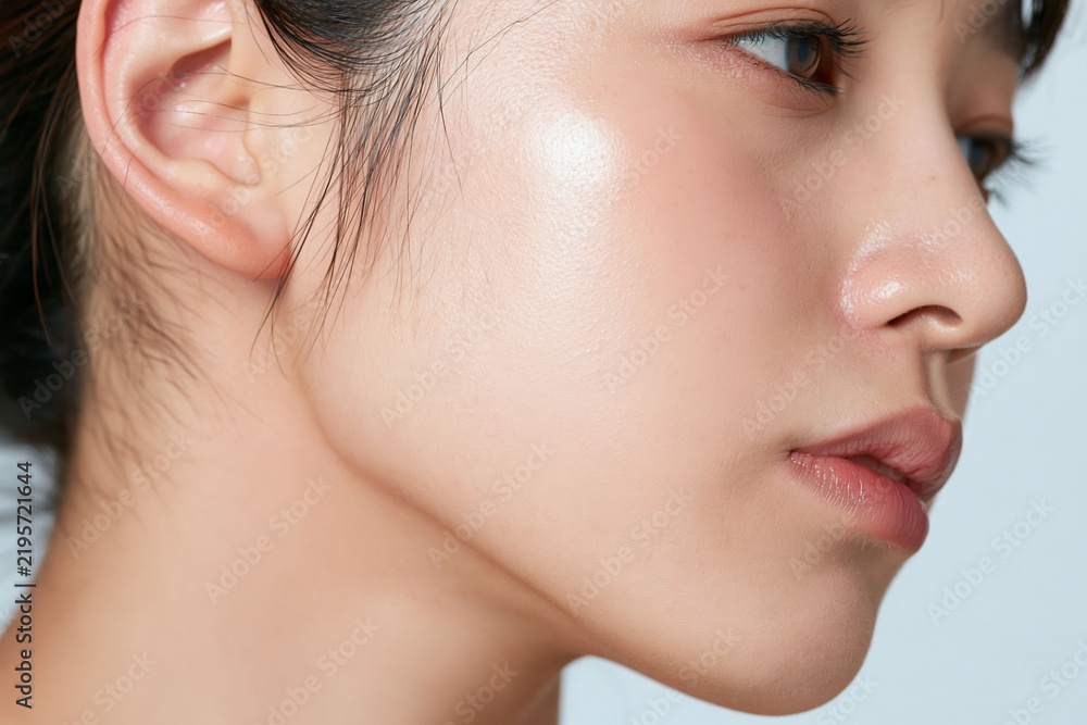 Obraz premium ツヤのある頬と輪郭を横から見せる日本人女性の美容スキンケアイメージ