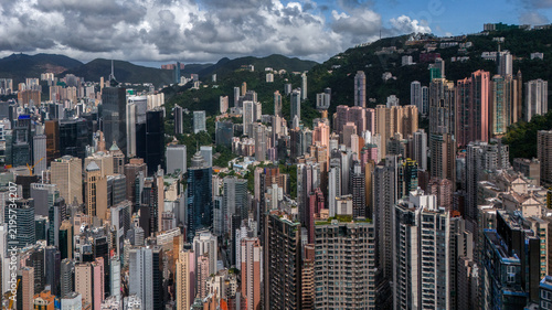 Foto Hong Kong skyline packed with high-rise towers under a bright cloudy sky