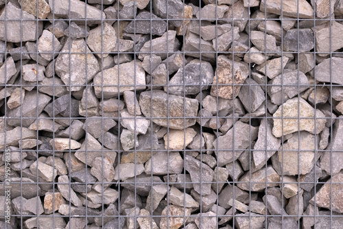 Foto Gabion wall providing structural support and visual interest, featuring a sturdy