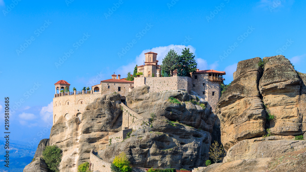 Obraz premium monastery of varlaam on cliff rock formations in meteora greece travel concept