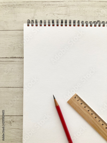 Fototapeta スケッチブックと鉛筆・木製定規・図図作成やアイデアスケッチ・図工学習・設計プランニング・デザイン教室・図工講座・建築設計相談・クリエイティブワークショップ