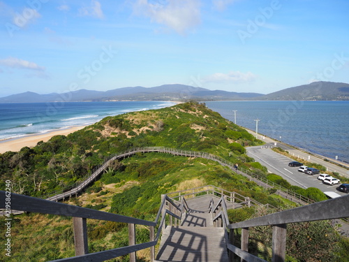 Foto Wooden boardwalk stairs at The Neck lookout with views of two beaches, Bruny Isl