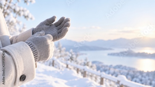 Plakat 雪景色の中で手袋をした手元を写した冬の防寒イメージ