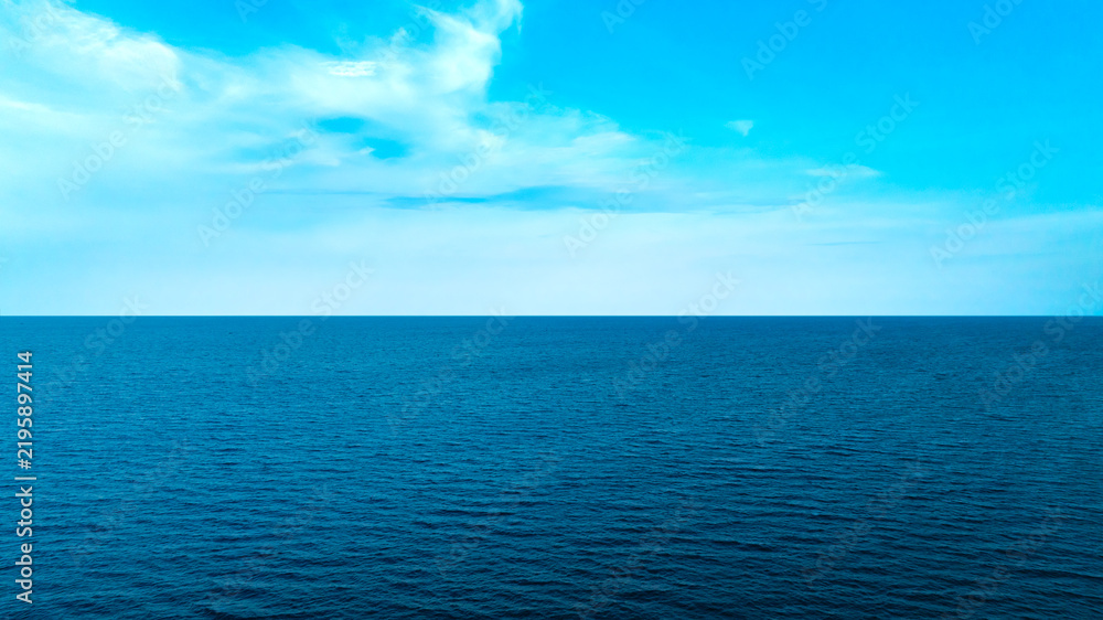 Obraz premium Tropical Nature ocean and summer sea water with beautiful bright sunlight. Perfect for summer vacation and travel background 