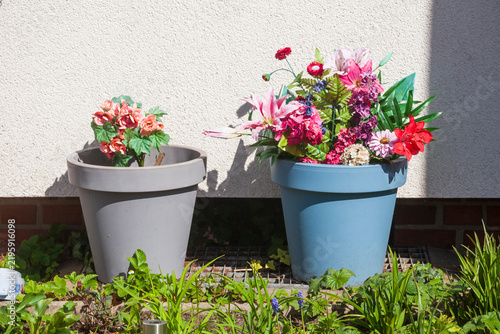 Blumenkübel mit Blumen vor einem Wohnhaus stehend, Deutschland