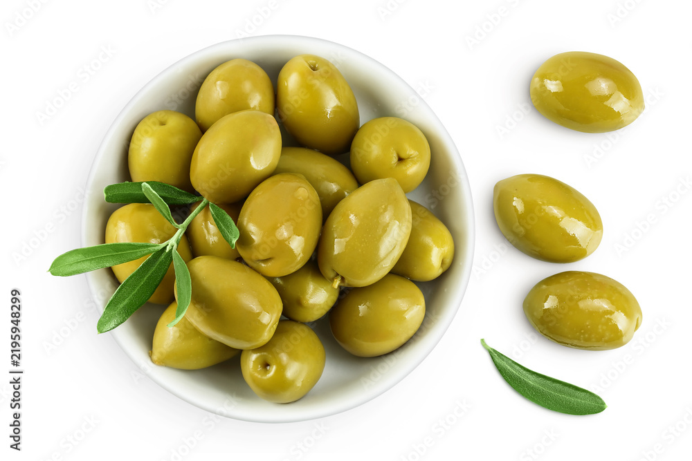 Obraz premium Green olives in ceramic bowl isolated on a white background. Top view. Flat lay