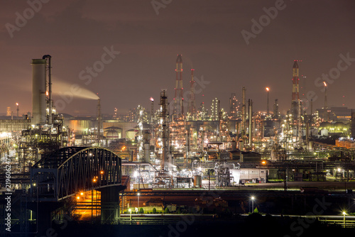 Foto Petrochemical plant lit up at night in Okayama, Japan