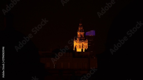 Foto Vista nocturna de la Giralda de Sevilla
