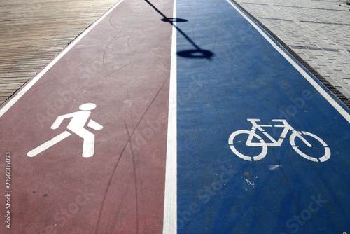 Canvastavla Top down perspective of divided red pedestrian walking lane and blue bicycle path