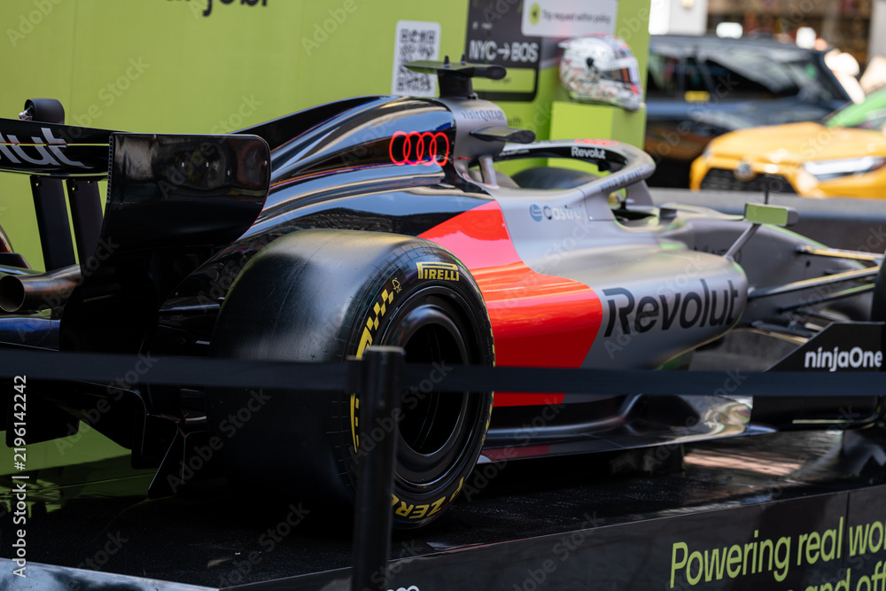 Obraz premium NEW YORK, USA – SEPTEMBER 16, 2026: a Formula 1 display car in Times Square with sponsor logos and a city street backdrop.