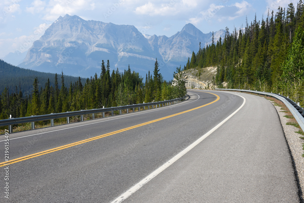 Obraz premium View at the mountains of Icefields highway in Canada