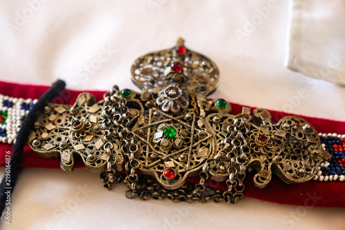 Fotografía An ornate, traditional metal filigree belt buckle, often called a pafta or part