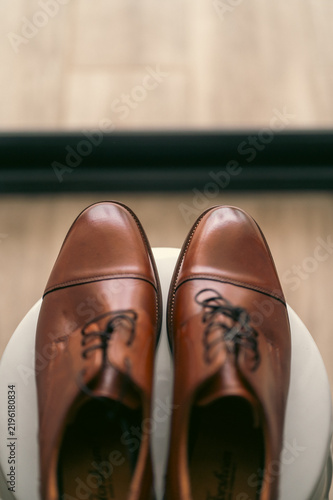Cuadro en lienzo Zapatos de vestir elegantes marrones