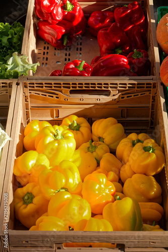 Poivrons rouges et poivrons jaunes en vente sur un marché aux légumes et aux fruits
