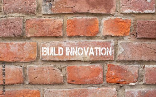 Foto Build innovation text painted on brick wall