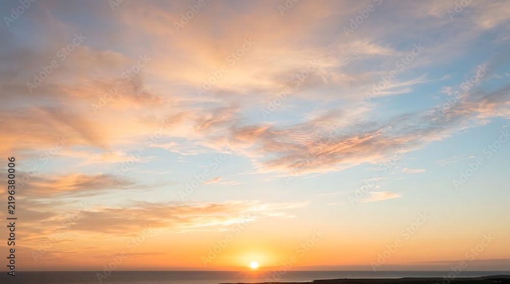 Fototapeta premium Beautiful Sunset Sky with Soft Clouds Over Horizon