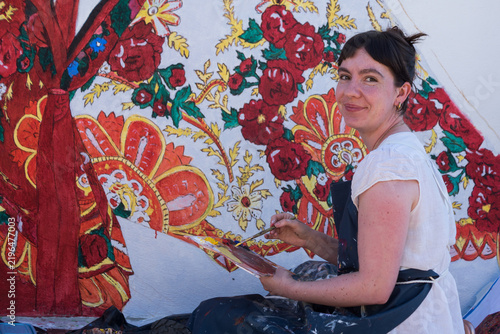 Fotografie Medium shot of a smiling female muralist with paint palette and brush, posing be