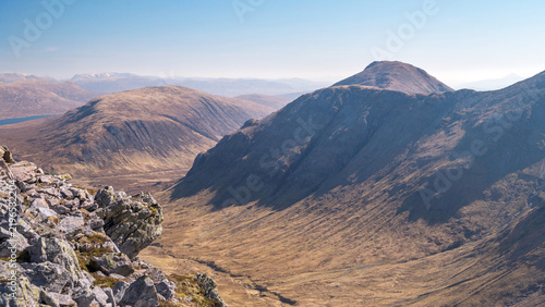 Fotografía Looking over the Lairig Gartain from Buachaille Etive Beag to Buachaille Etive Mor and beyond to Beinn a' Chrulaiste, Glencoe, Scottish Highlands