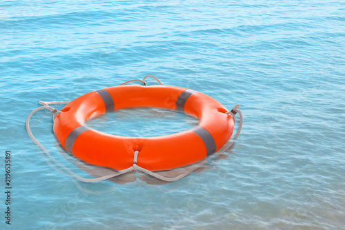 Canvastavla Bright lifebuoy floating on sea. Rescue gear