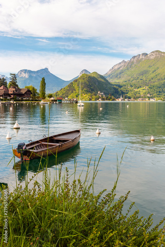 Barque en bois sur le lac d'Annecy, dans les Alpes françaises, en Haute-Savoie - France