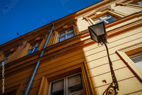 Fotografía Historic building with ornate architecture under soft evening light in a tranqui