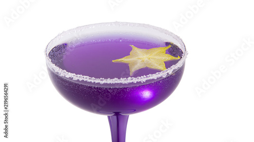 Foto Isolated vibrant purple cocktail in a coupe glass with a sugary rim and star fruit garnish