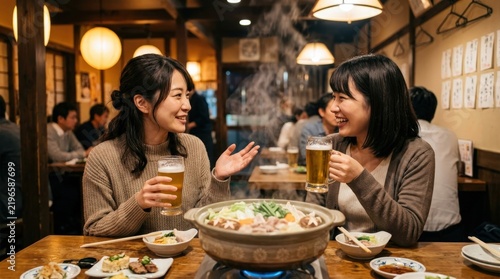 女性二人で囲む冬の鍋飲み