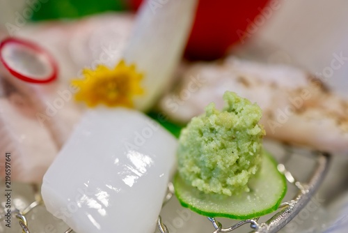 Obraz w ramie イカの刺身の横に添えたわさび。海鮮盛り合わせの一部の接写