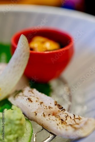 Obraz w ramie 鱧の炙り刺身と刺身盛り合わせ。和食器に盛り付けた和食の接写