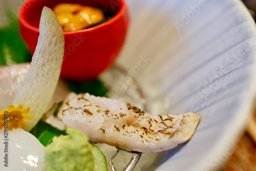 Obraz w ramie 鱧の炙り刺身と刺身盛り合わせ。和食器に盛り付けた和食の接写