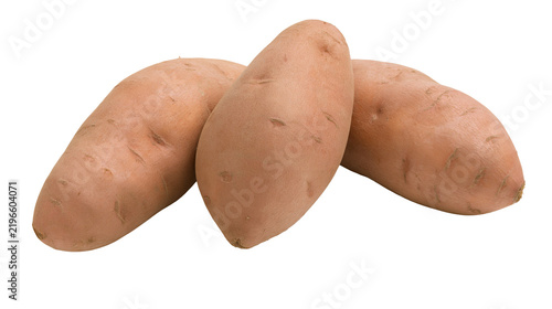 Foto Isolated three fresh raw organic sweet potatoes healthy root vegetable food ingredients