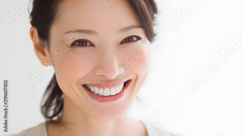 白く美しい歯で微笑む40代日本人女性