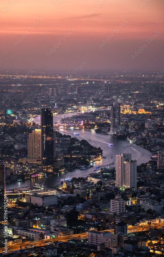 Obraz premium City skyline scenery of high-rises in downtown Bangkok, Thailand
