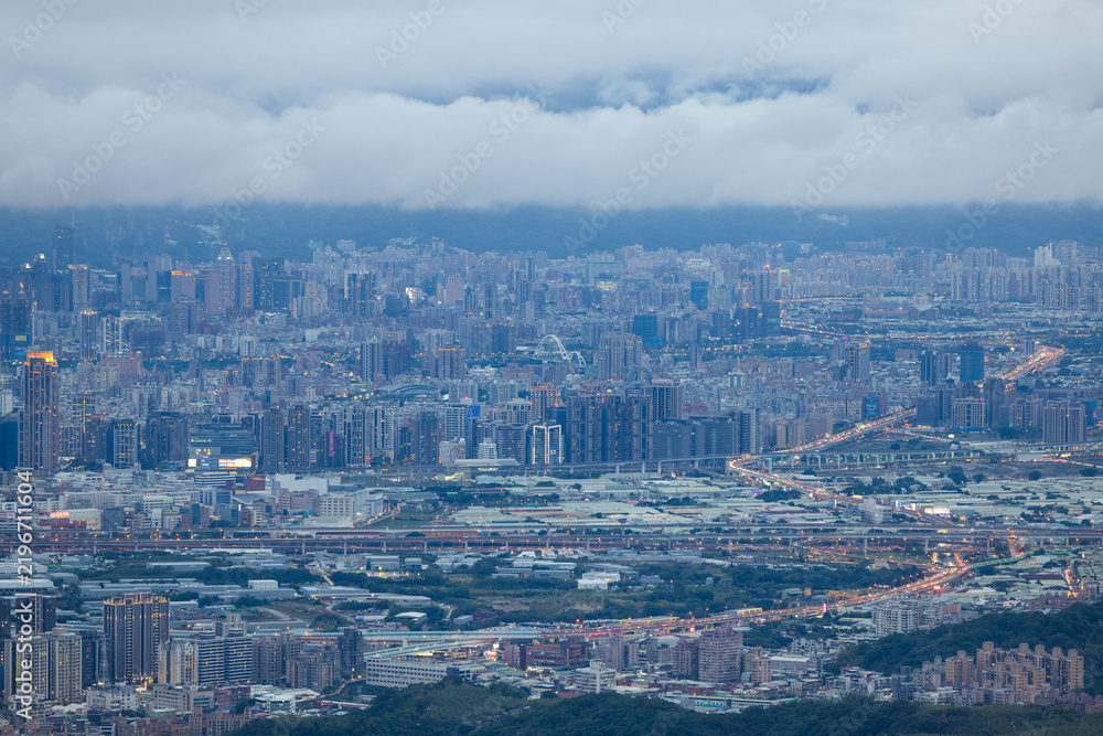 Obraz premium Elevated landscape showing Taipei city buildings stretching toward distant mountains