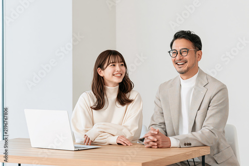 担任教師と大学進学の進路面談を行う日本の高校生を描いた高校教室の一場面、志望校選びを支える日本の教育サービス素材、受験準備の場面