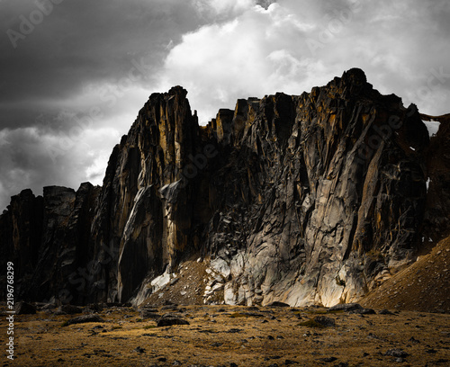 Canvastavla Jagged Cathedral Park cliffs beneath dark dramatic clouds