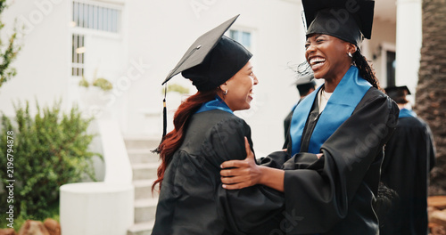 Foto Woman, students and smile at campus for graduation, event and congratulations for degree completion