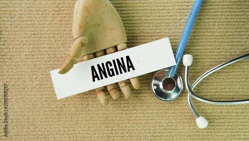 Konstfotografi Stethoscope, glasses and a paper tag with the word Angina