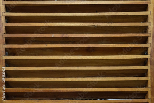 Foto Natural wooden slat texture featuring evenly spaced vertical strips, visible wood grain, subtle tonal variation, and a warm organic appearance