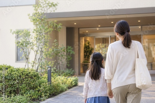 Obraz w ramie 介護施設を訪れる母親と子どもの後ろ姿 家族面会と世代交流のイメージ