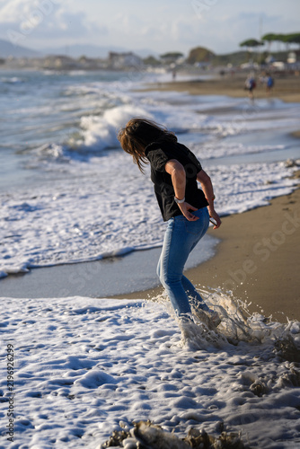 Bella donna sul mare di fine estate