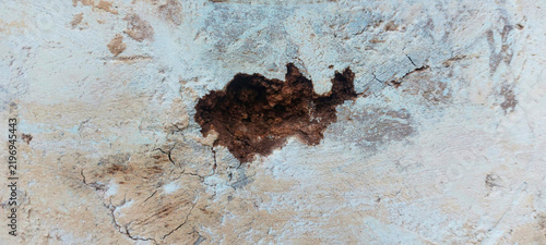 Foto Cracked wall shows signs of age and wear