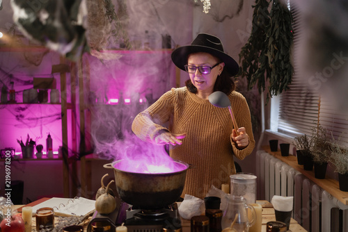 Fotografía realistic witch brewing potion in cauldron