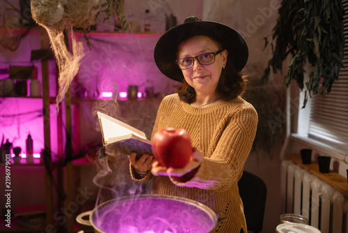 Cuadro en lienzo realistic witch over cauldron brewing potion casting spells put poisoned apple