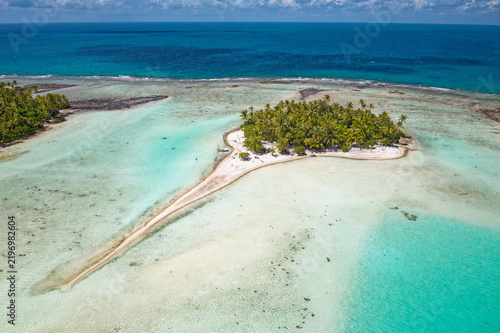 FRENCH POLYNESIA. TUAMOTU ARCHIPELAGO. RANGIROA ISLAND. AERIAL VIEW OF THE BLUE LAGOON A LAGOON WITHIN A LAGOON TO THE NORTH-WEST OF THE ATOLL.